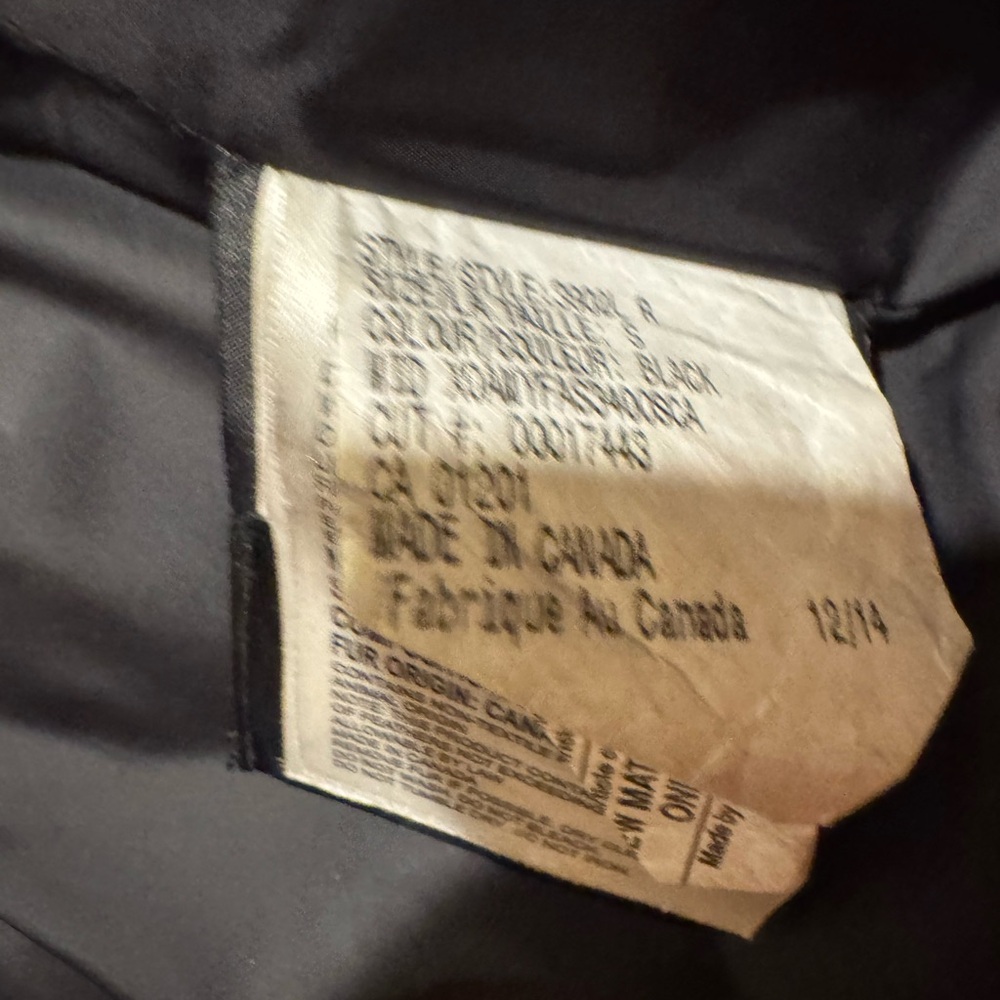 Canada Goose Shelburne Parka #2
Removable coyote fur ruff on hood. - Picture 7 of 12